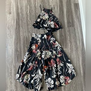 Free People flowy pants and cropped top set. Size 4